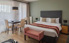 Escala Hotel & Suites